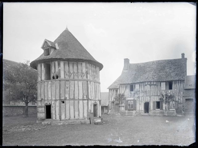 Pigeonnier à colombages.
