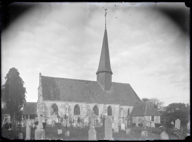 Vue d'ensemble de l'église et du cimetière d'Hectomare (Eure).