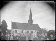 Vue d'ensemble de l'église et du cimetière d'Hectomare (Eure).
