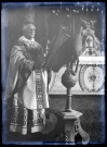 L'abbé Bretocq en habit sacerdotal célébrant la messe devant un aigle-lutrin.