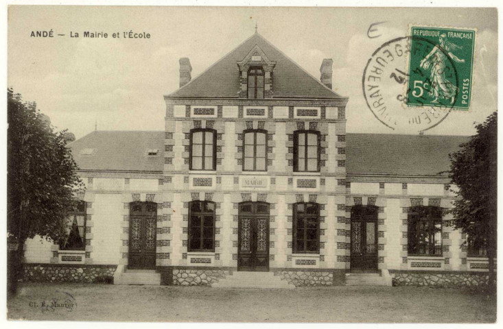 Andé. La Mairie et l'Ecole.