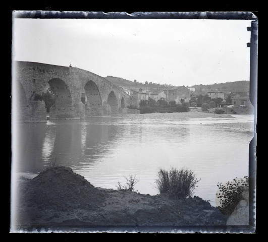 Pont en pierre surplombant une rivière de Sicile (Italie).