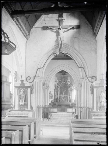 Vu depuis la nef, le chœur de l'église Saint-Martin de Veules-les-Roses (Seine-Maritime)