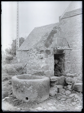 Puits dans la cour d'une chaumière bretonne.