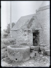 Puits dans la cour d'une chaumière bretonne.