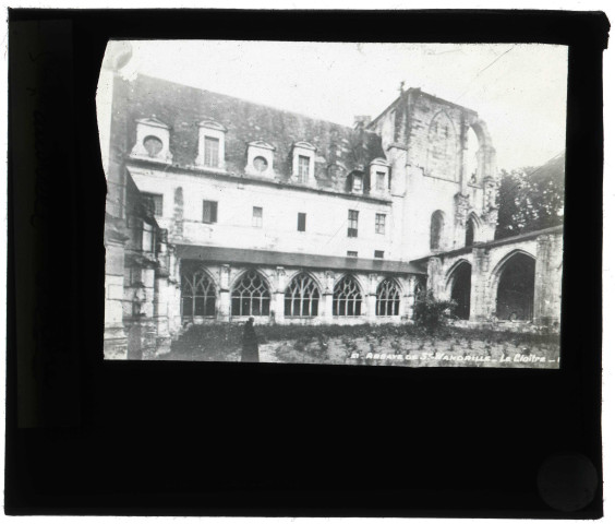 Abbaye de Saint-Wandrille à Saint-Wandrille-Rançon (Seine-Maritime), cloître.