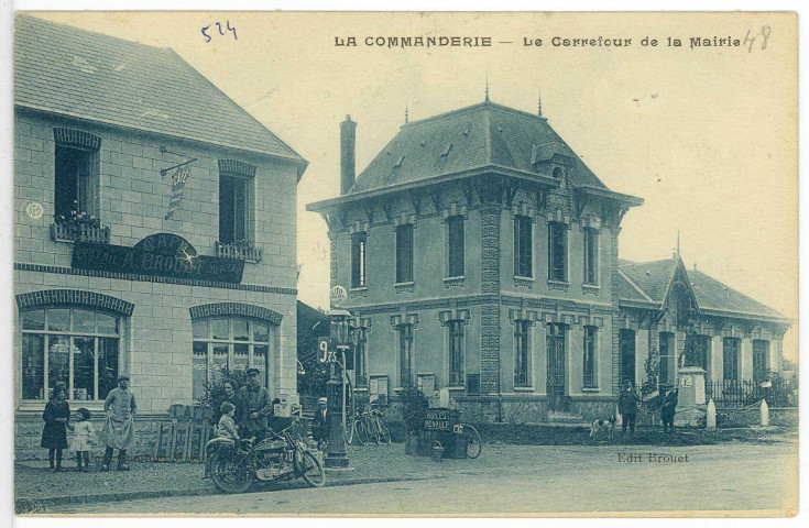 Sainte-Colombe-la-Campagne. Le Carrefour de la Mairie.