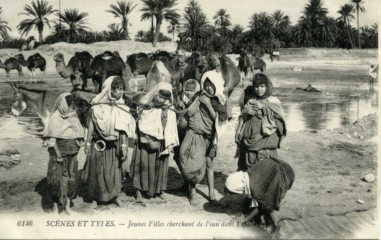 Jeunes filles cherchant de l'eau dans l'Oued