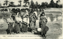 Jeunes filles cherchant de l'eau dans l'Oued