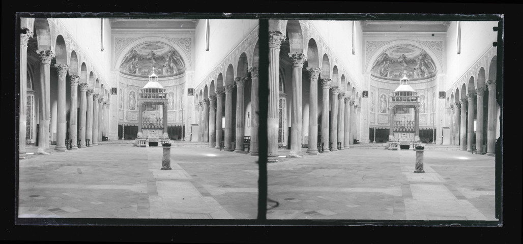 Intérieur de cathédrale.