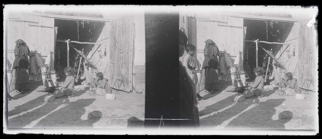 Jeunes filles dans un atelier de filage.