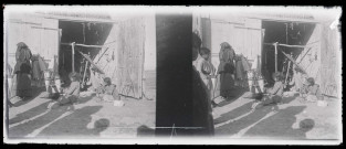Jeunes filles dans un atelier de filage.