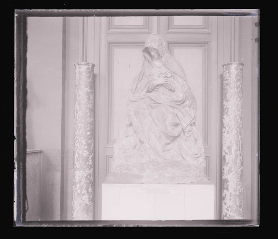 Vierge de douleur par Germain Pilon exposée au musée du Louvre de Paris (Seine).