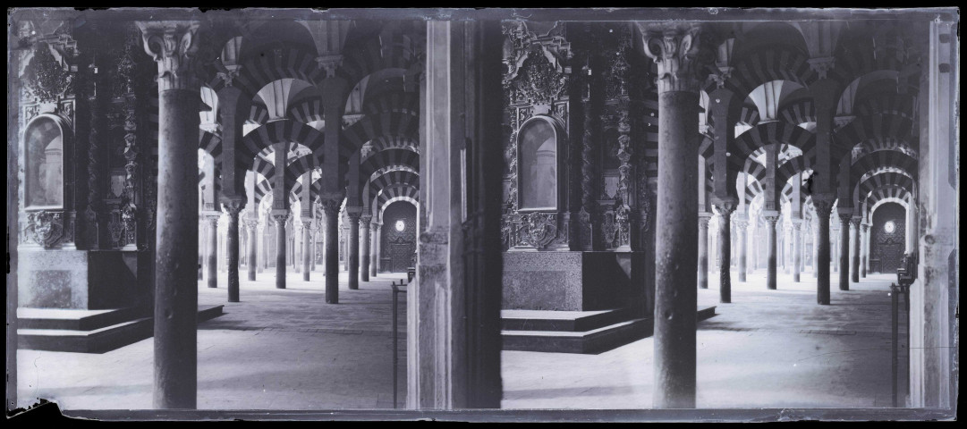 Intérieur de la mosquée de Cordoue (Espagne).