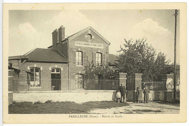 Panilleuse. Mairie et Ecole.