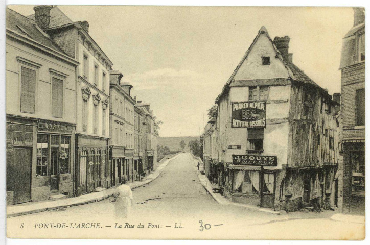 Pont-de-l'Arche. La Rue du Pont.