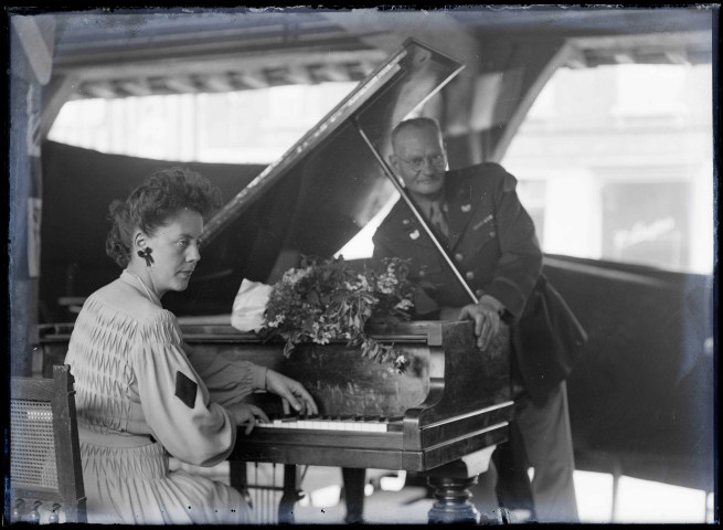 Portrait d'une femme au piano et d'un militaire américain.