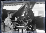 Portrait d'une femme au piano et d'un militaire américain.