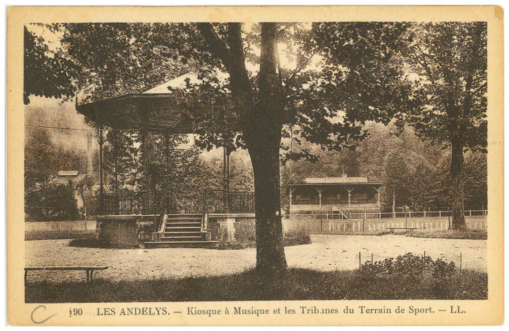 Andelys (Les). Kiosque à Musique et les Tribunes du Terrain de Sport.