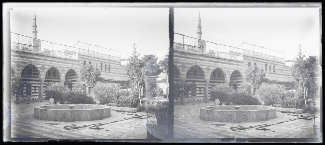 Cour intérieure et jardin de la grande mosquée de Damas.