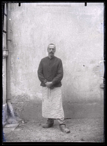 Homme en tablier et sabots.