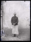 Homme en tablier et sabots.
