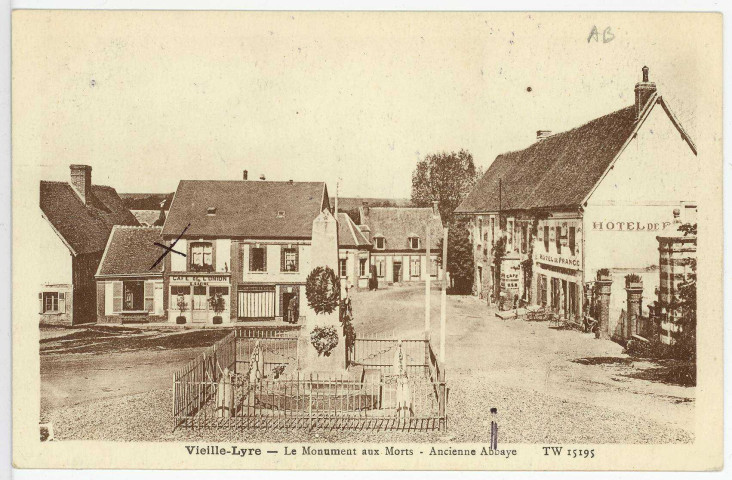 Vieille-Lyre (La). Le Monument aux Morts - Ancienne Abbaye.