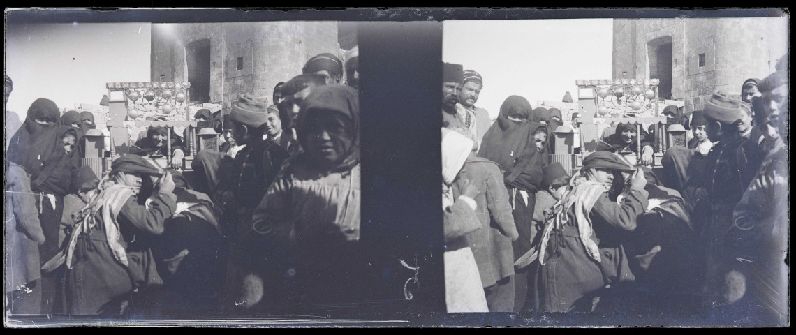 Scène de marché devant l'entrée de la citadelle d'Alep (Syrie).