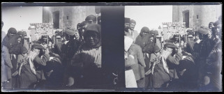 Scène de marché devant l'entrée de la citadelle d'Alep (Syrie).