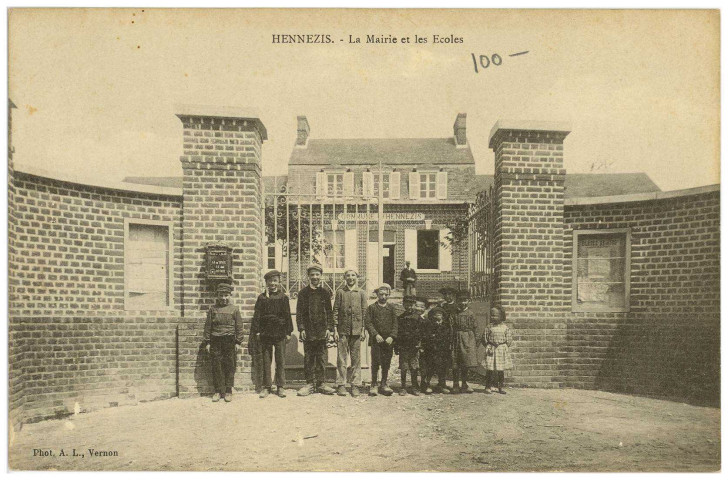 Hennezis. La Mairie et les Ecoles.