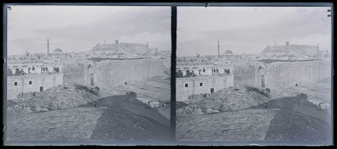 Vue générale des remparts, de la grande mosquée, des minarets et de la citadelle d'Alep (Syrie).