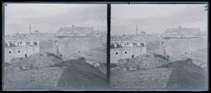 Vue générale des remparts, de la grande mosquée, des minarets et de la citadelle d'Alep (Syrie).