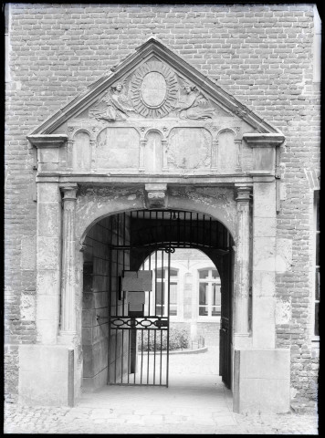 Porte de la cour du collège des Jésuites de Eu (Seine-Maritime).