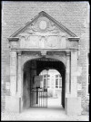 Porte de la cour du collège des Jésuites de Eu (Seine-Maritime).