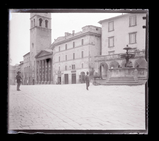 Ruelle animée d'une ville italienne.