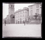 Ruelle animée d'une ville italienne.