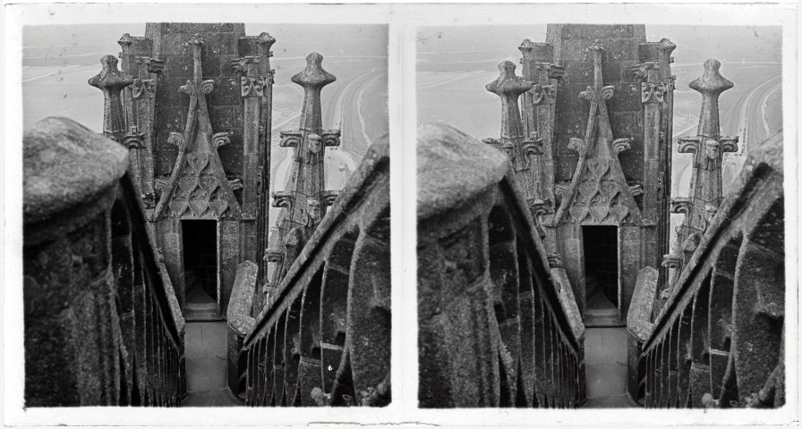 Détail d'un pinacle de l'église abbatiale avec vue sur la baie du Mont-Saint-Michel (Manche).