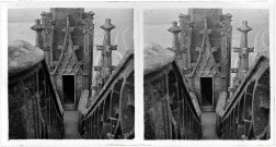 Détail d'un pinacle de l'église abbatiale avec vue sur la baie du Mont-Saint-Michel (Manche).