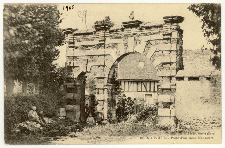 Bernouville. Porte d'un vieux Monastère.