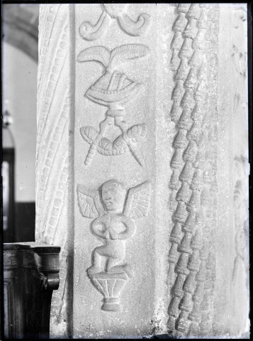 Détail d'une des piles sculptées de la nef de l'église Saint-Martin de Veules-les-Roses (Seine-Maritime)