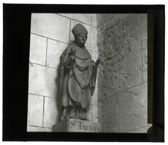 Église de Romilly-sur-Andelle (Eure), statue de Saint-Taurin.