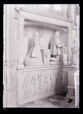 Intérieur du tombeau de François de Lannoy et de sa femme de l'église Saint-Jacques-le-Majeur et Saint-Jean-Baptiste de Folleville (Somme).