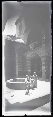 Cour intérieure et fontaine d'une habitation.