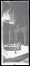 Cour intérieure et fontaine d'une habitation.