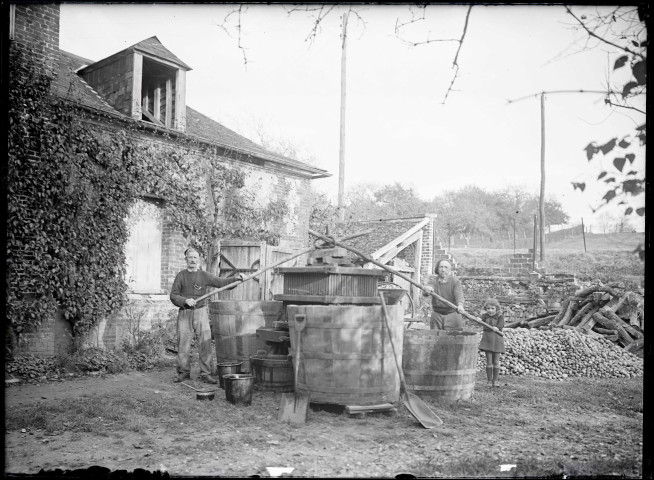 Paysans au travail à un pressoir à pommes.