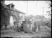 Paysans au travail à un pressoir à pommes.