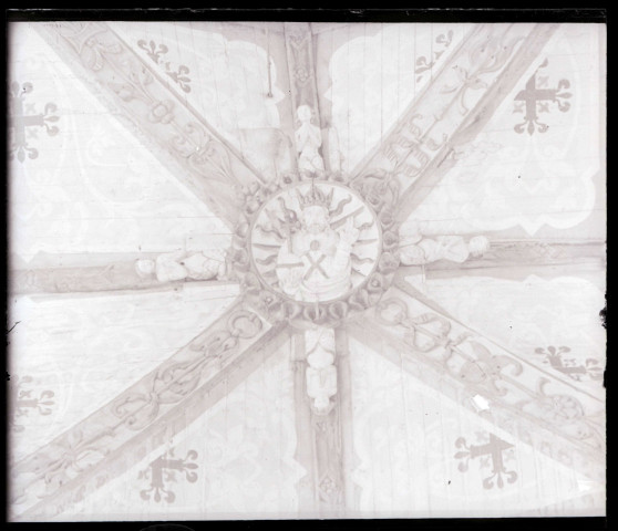 Voûtes ornementées de l'église de Puchay (Eure).