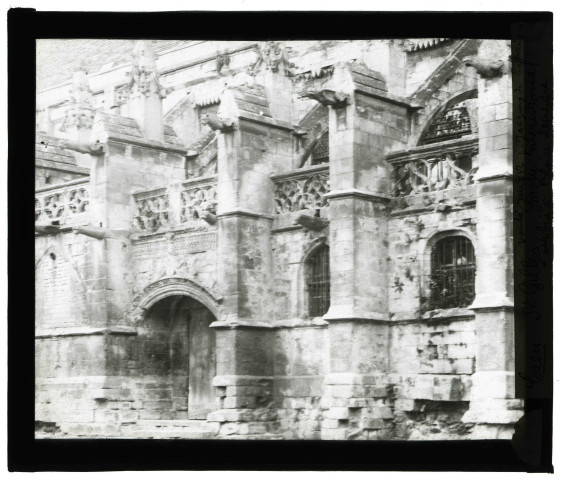 Église Saint-Gilles de Caen (Calvados), bas-côté sud et porche.
