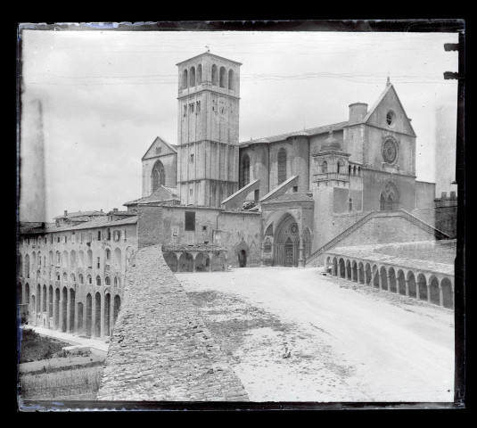 Vue générale de la basilique Saint-François à Assise (province de Pérouse)
