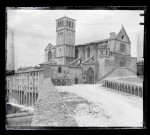 Vue générale de la basilique Saint-François à Assise (province de Pérouse)